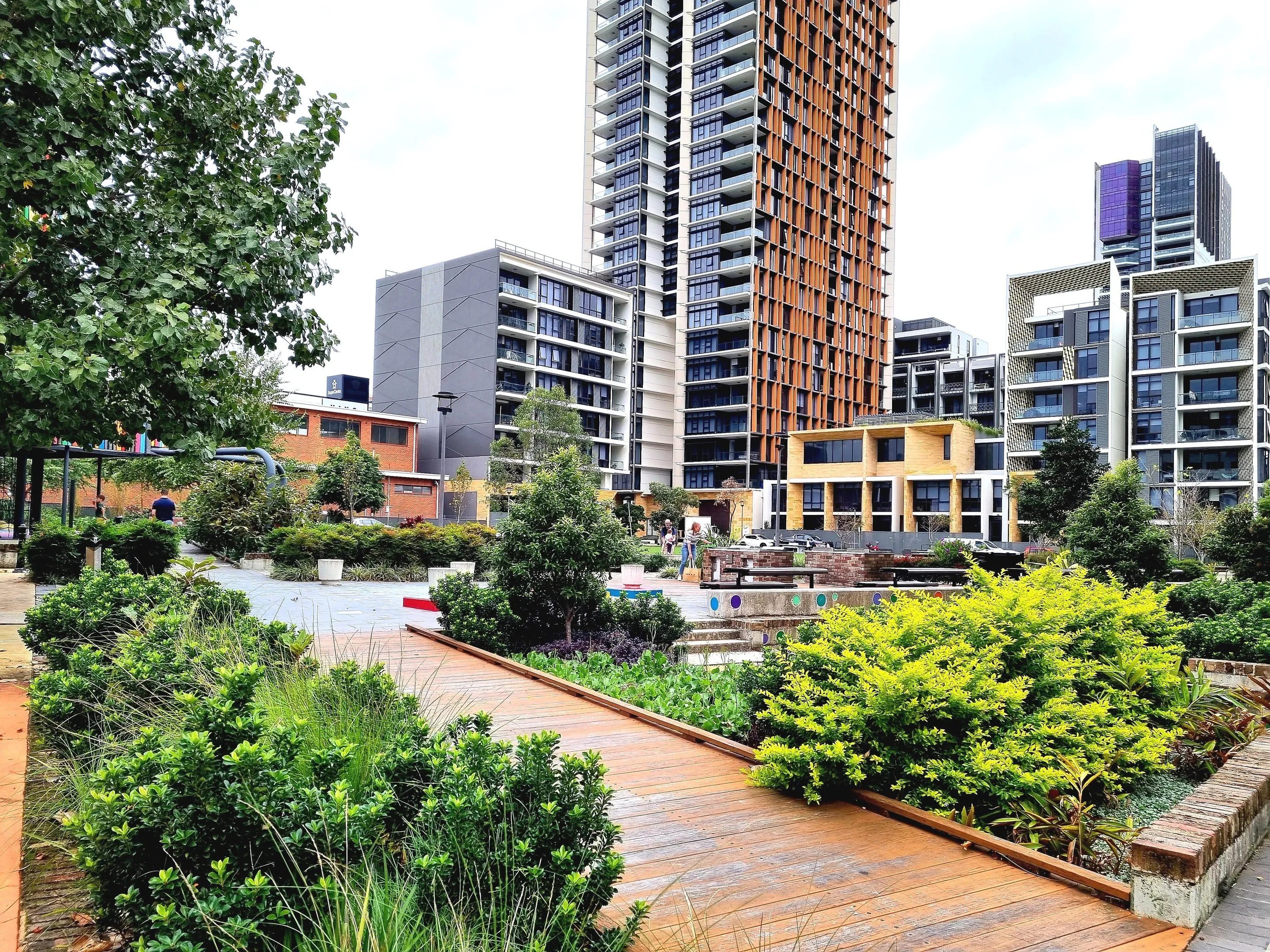 FURNISHED: 1 Bedroom Apartment in Prime Location of Gadigal Avenue
